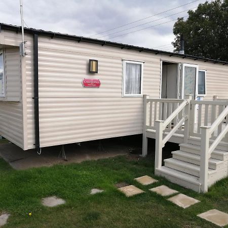 Hotel 617 Seawick Jaywick Sands Esterno foto