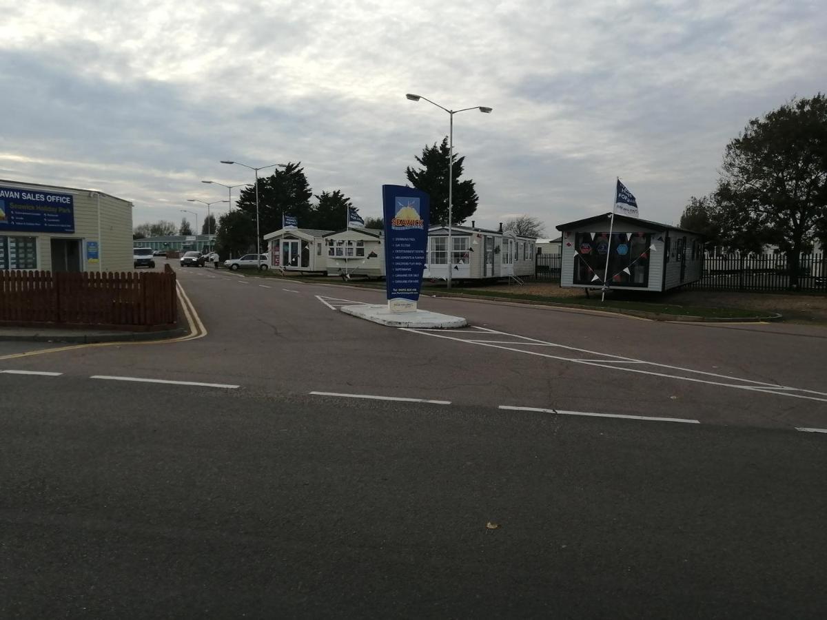 Hotel 617 Seawick Jaywick Sands Esterno foto