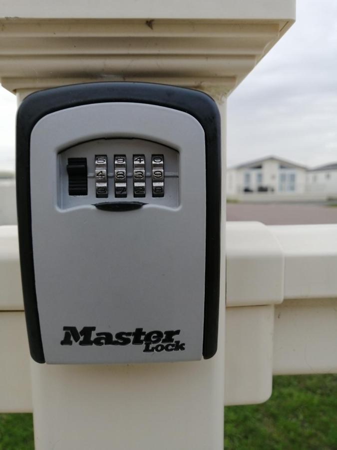 Hotel 617 Seawick Jaywick Sands Esterno foto