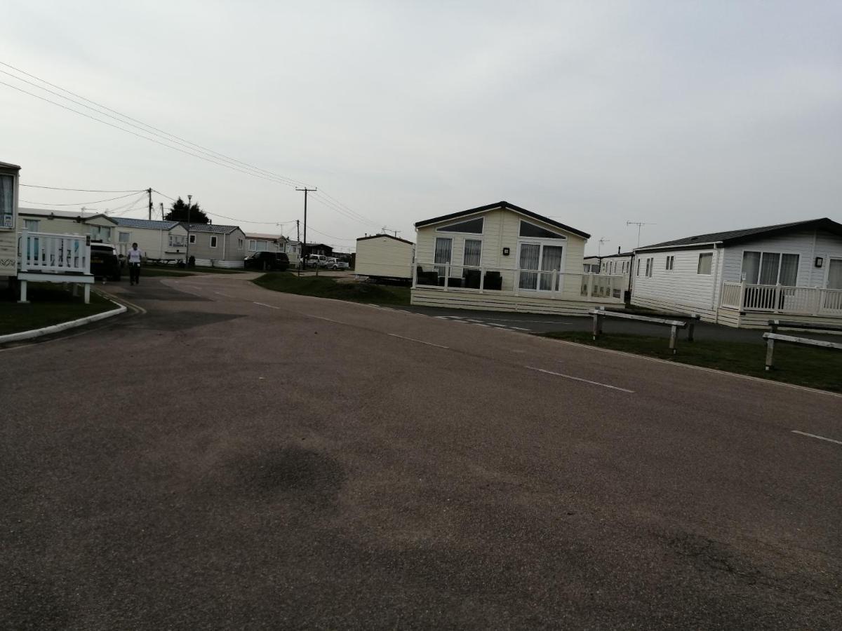 Hotel 617 Seawick Jaywick Sands Esterno foto