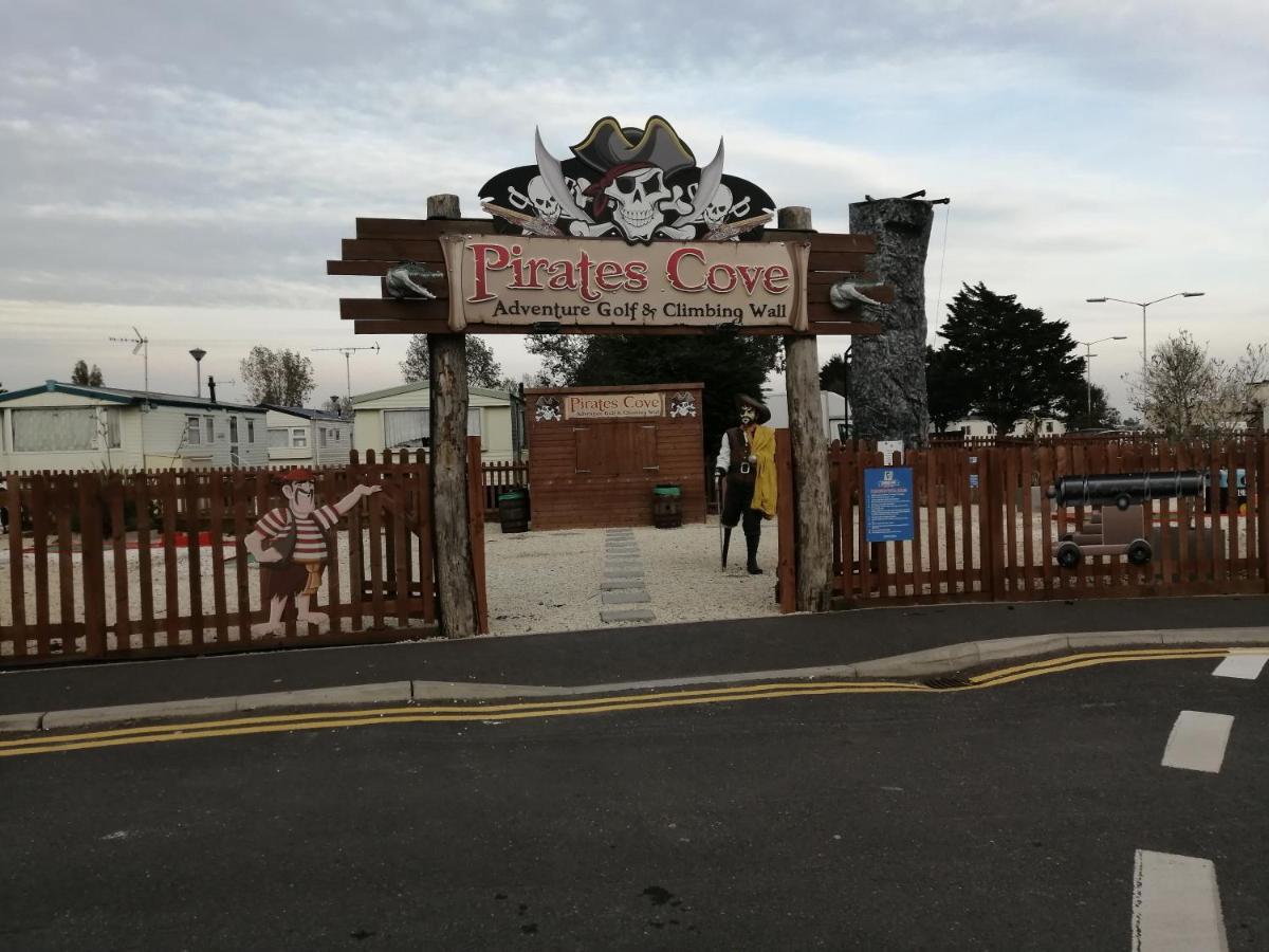 Hotel 617 Seawick Jaywick Sands Esterno foto