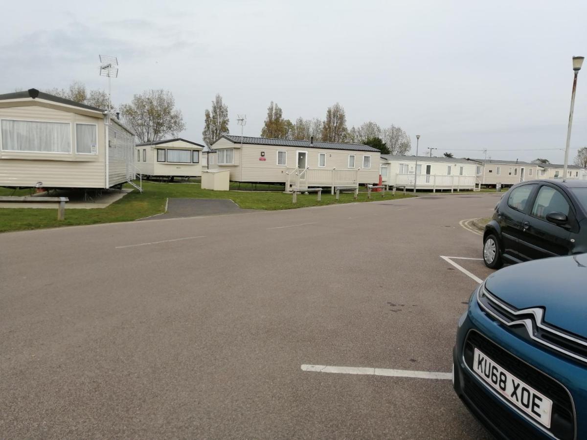 Hotel 617 Seawick Jaywick Sands Esterno foto