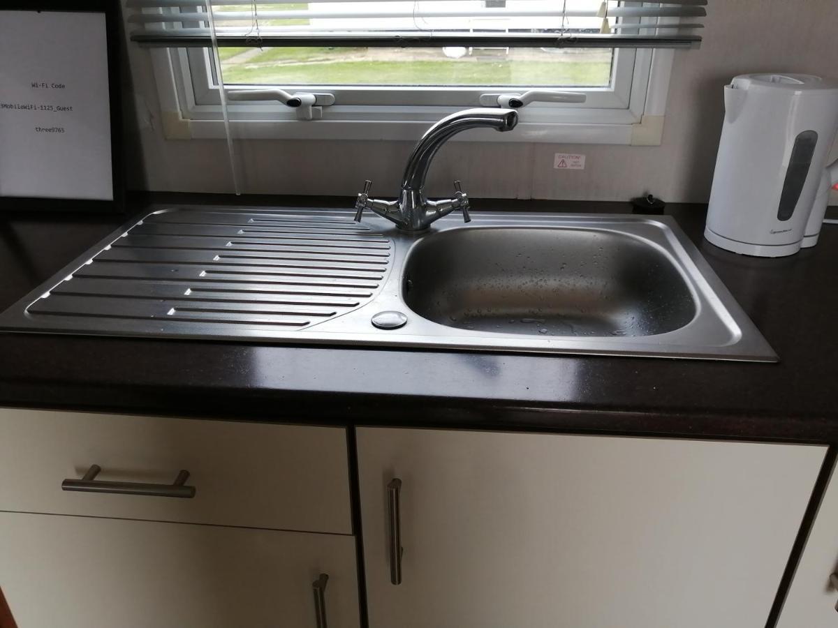 Hotel 617 Seawick Jaywick Sands Esterno foto