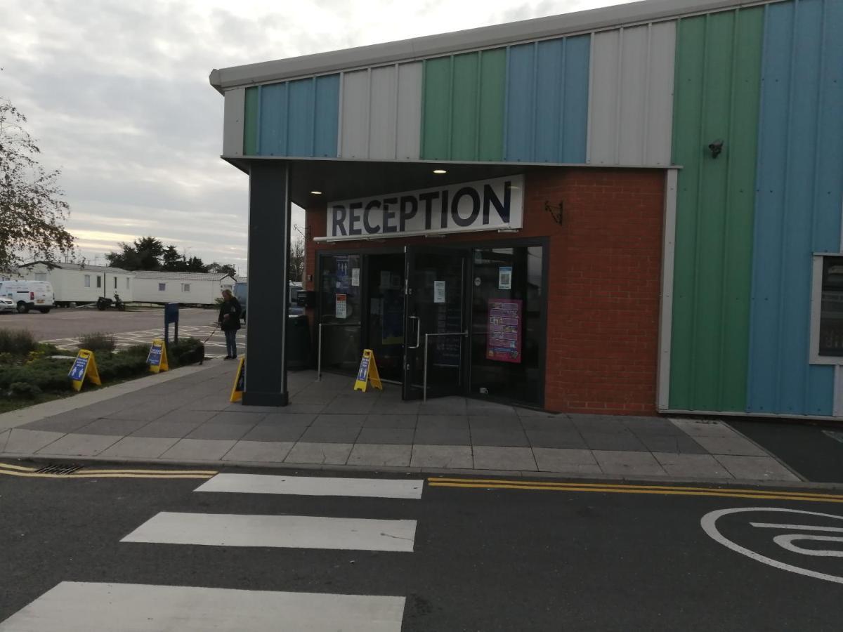 Hotel 617 Seawick Jaywick Sands Esterno foto