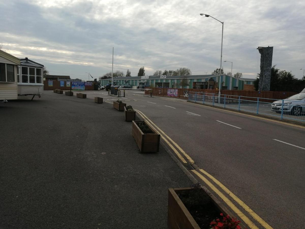 Hotel 617 Seawick Jaywick Sands Esterno foto
