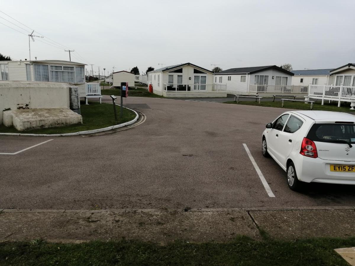 Hotel 617 Seawick Jaywick Sands Esterno foto
